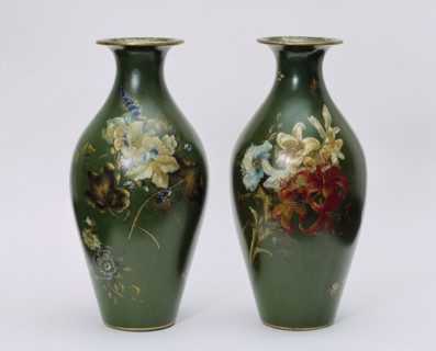 Pair of papier-mÔchÚ vases, by Jennens & Bettridge. Birmingham, England, c.1850