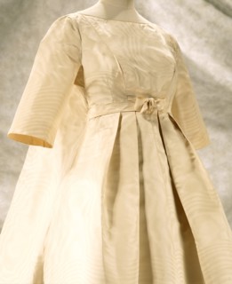 Wedding dress, by Victor Stiebel. England, 1963/ EDITORIAL USE ONLY. 
Londres, Victoria & Albert