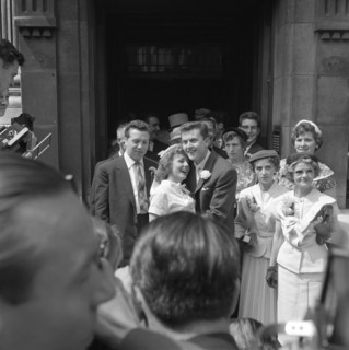 Terry Dene with his wife Edna Savage, photo Harry Hammond. UK, 1958. 
Londres, Victoria & Albert