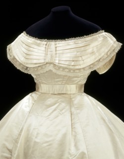Wedding dress. USA, c.1865. 
Londres, Victoria & Albert Museum
Londres, Victoria and Albert