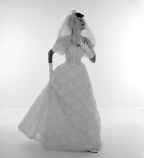 Wedding dress, photo John French. London, England, 1960s. 
Londres, Victoria & Albert