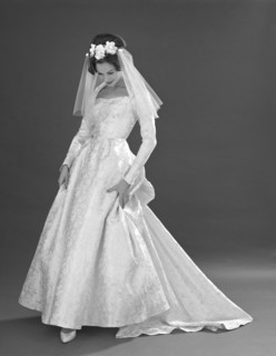 Wedding dress, photo John French. London, UK, 1960s. 
Londres, Victoria & Albert Museum
Londres,