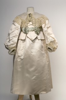Vandyke bridesmaid's dress. Britain, 1903. 
Londres, Victoria & Albert Museum
Londres, Victoria
