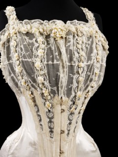 Bridal corset. Britain, 1905. 
Londres, Victoria & Albert Museum
Londres, Victoria and Albert