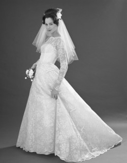 Wedding dress, photo John French. London, UK, 1960s. 
Londres, Victoria & Albert Museum
Londres,