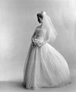 Wedding dress, photo John French. London, UK, 1960's. 
Londres, Victoria & Albert Museum
Londres,