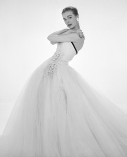 Model in John Cavanagh's strapless evening gown, photo John French. London, UK, 1954. 
Londres,