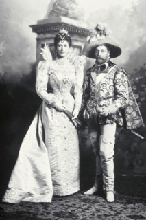 King George V and Queen Mary, photo Lafayette Portrait Studios. London, England, 1897. 
Londres,