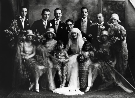 Family portrait at a wedding. Probably Europe, 20th century. 
Londres, Victoria & Albert