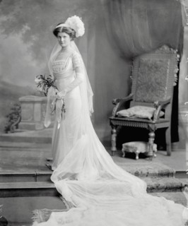Hon Muriel Burns, photo Lafayette Portrait Studios. London, England, 1911. 
Londres, Victoria &