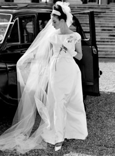 Model in a wedding dress posing next to a car, photo John French. UK, 1961. 
Londres, Victoria &