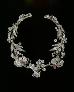 Wreath necklace or tiara. Western Europe, early 19th century. 
Londres, Victoria & Albert