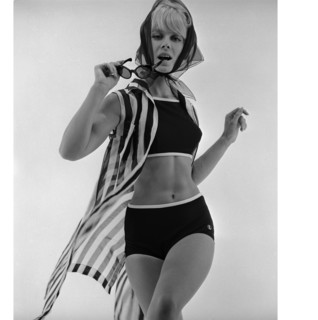 Mannequin présentant un modèle de maillot de bain, 1963