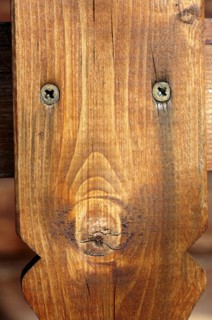Détail zoomorphe d'une barrière en bois