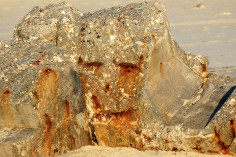 Rocher anthropomorphe sur une plage