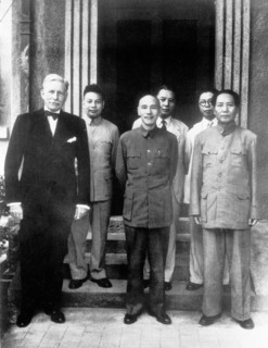Mao Zedong avec Tchang Kaï-chek et Patrick Hurley en août 1945