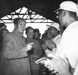 Mao Zedong dans une usine en octobre 1959