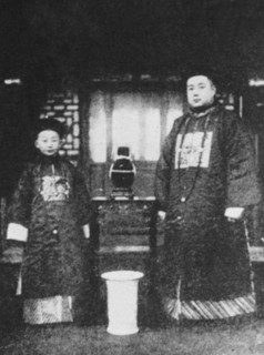 Pu Yi (à gauche) et son père, Dai Feng, le prince régent