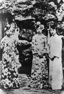L'impératrice Wan Rong, Wen Xiu et Tang Shi Xia, dans un jardin de la Cité Interdite