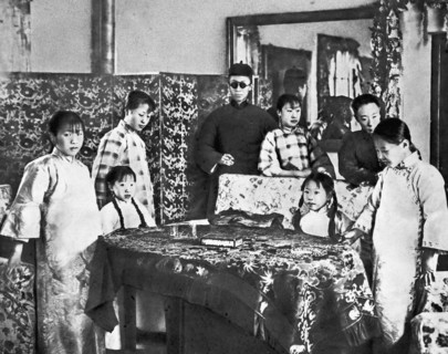 Pu Yi posant avec ses frères et soeurs à Tianjin dans les années 20
