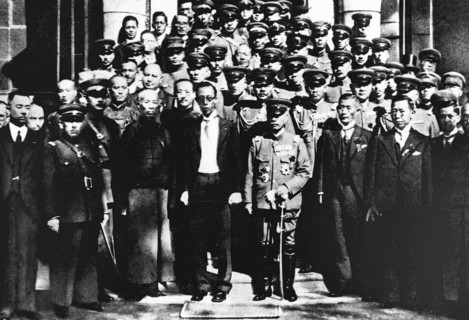 Dirigeants japonais et mandchous réunis officiellement pour la signature d'un accord, 1932