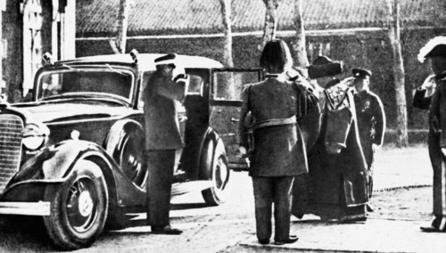 Pu Yi en tenue impériale le 1er mars 1934