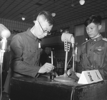 Pu Yi signant sa déclaration lors du procès de 28 criminels de guerre japonais, en juillet 1956