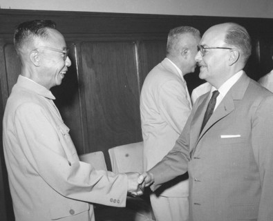 Poignée de main entre Pu Yi et un député argentin, 1964