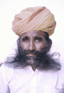 Portrait d'un Indien à l'intérieur du Fort d'Amber,
Jaïpur, l'est du Rajasthan, Inde.