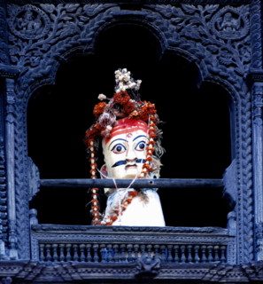Idole étrange près d'une fenêtre finement sculptée, Bhaktapur, Népal, Inde.