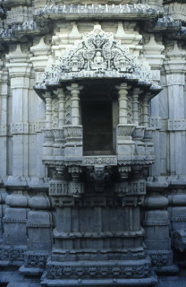 Fenêtre sculptée en marbre blanc, Temple jaïn, Ranakpur, sud du Rajasthan, Inde.