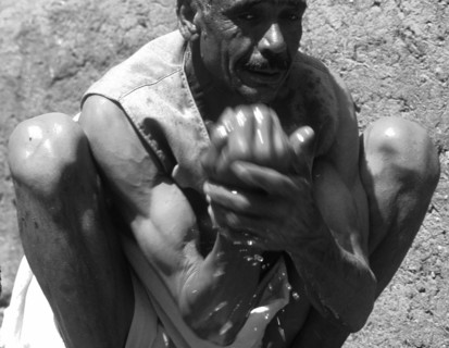 Homme se lavant dans la rivière, près de la vieille ville de Gurna, Egypte.