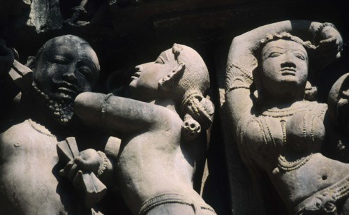 Sculpture Surasundari, au temple de Parsvanatha, en Inde.