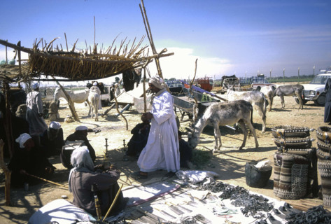 Marché extérieur près de Louxor, Egypte