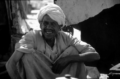 Marchand de thé égyptien sur un marché près de Louxor, Egypte