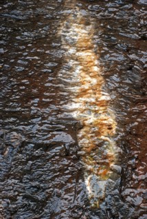 Détail d'eau ruisselante sur un rocher