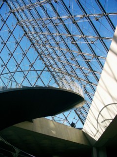 Détail de la verrière de la pyramide du Louvre à Paris